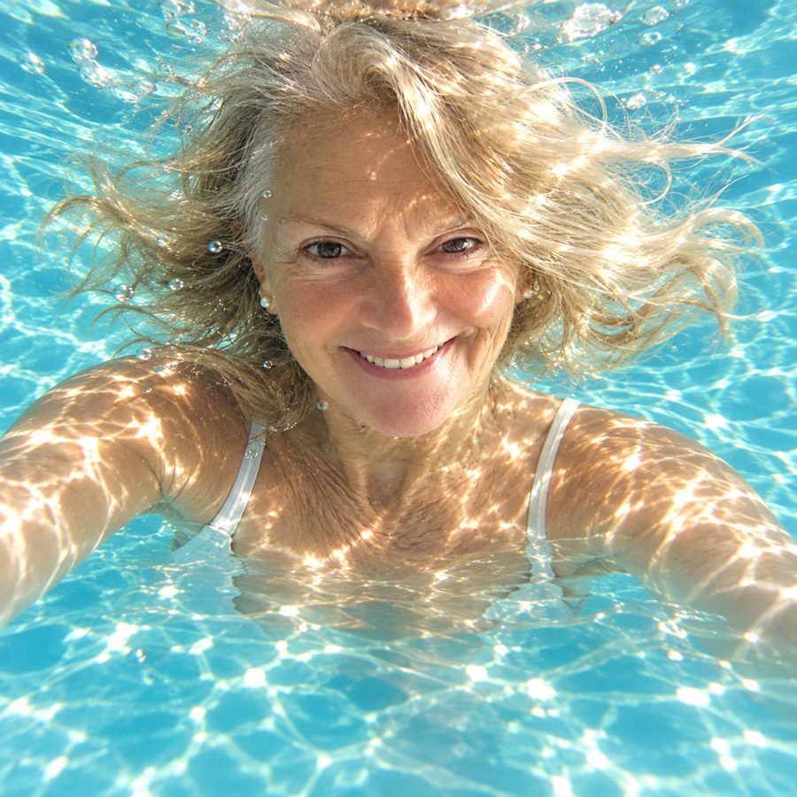 Dominique dans une eau lumineuse, souriante
